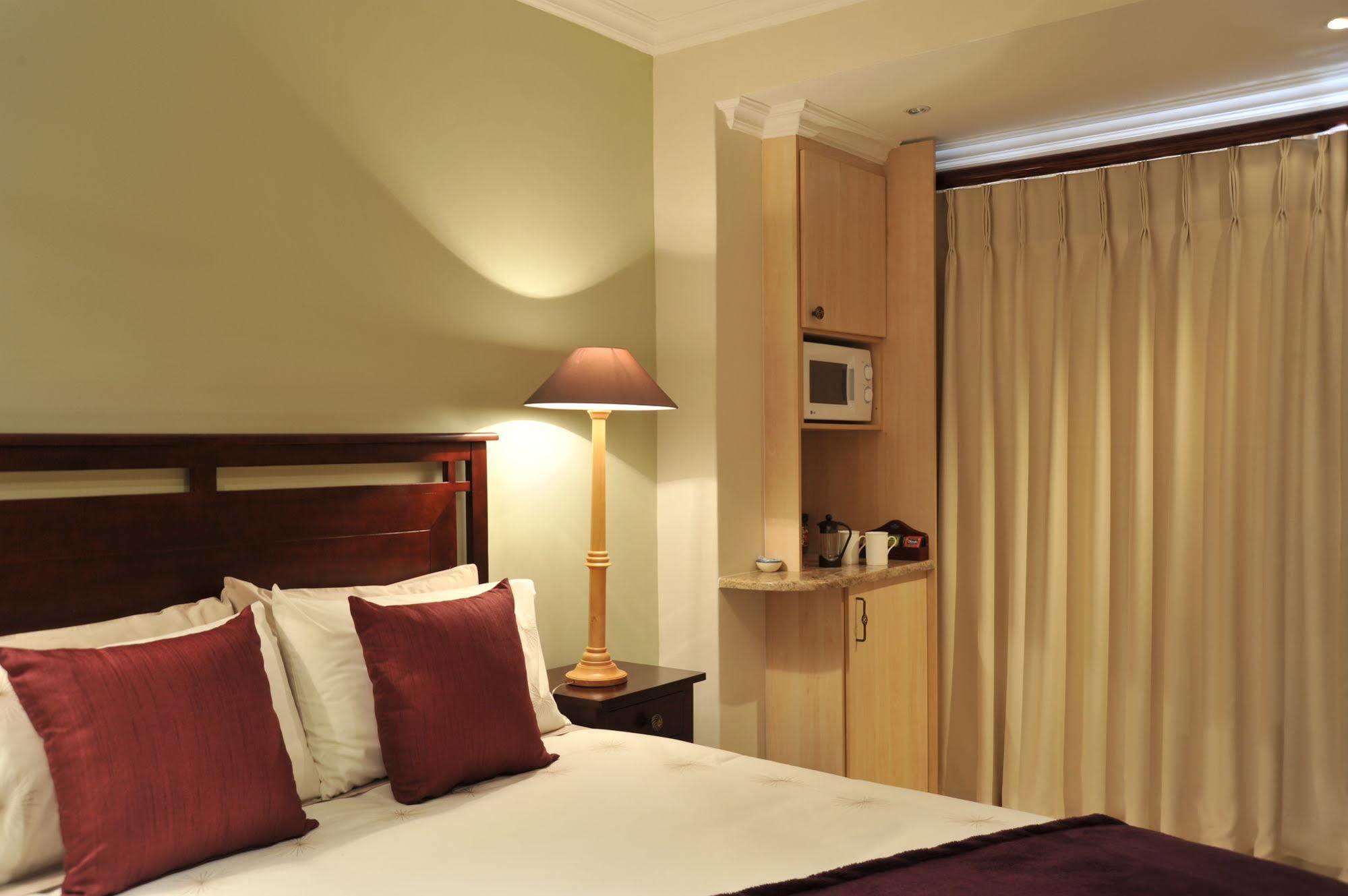 Claires Of Sandton Luxury Guest House Йоханнесбург Экстерьер фото